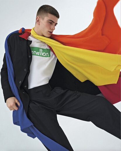 El modelo lleva chaqueta del japonés Yohji Yamamoto, pantalón Paul Smith y camiseta y jerséis de colores brillantes Benetton.