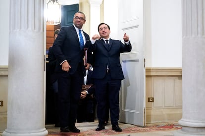 El ministro de Asuntos Exteriores, Unión Europea y Cooperación, José Manuel Albares (a la derecha), se reúne con su homólogo británico, James Cleverly, en el Ministerio de Asuntos Exteriores, el pasado 14 de diciembre, en Madrid.