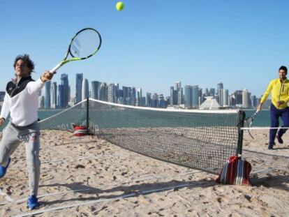Nadal y Djokovic pelotean durante una exhibici&oacute;n en Doha.