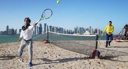 Nadal y Djokovic pelotean durante una exhibici&oacute;n en Doha.