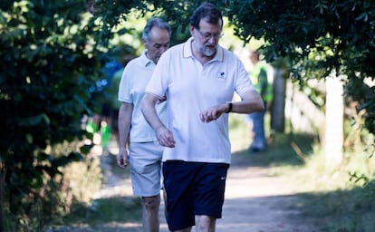 El presidente del Gobierno Mariano Rajoy realiza una ruta del río Umia en el comienzo de sus vacaciones de verano.