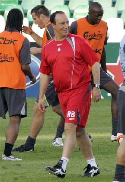 Rafa Benítez, en un entrenamiento del Liverpool.