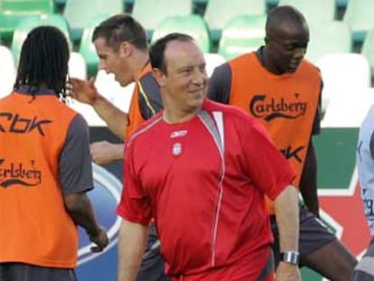 Rafa Benítez, en un entrenamiento del Liverpool.