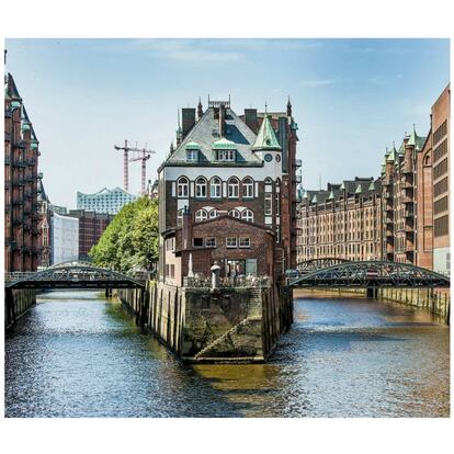 Se lo dirán de todas, pero esta ciudad sí que puede compararse a la Venecia original. Hamburgo se asienta sobre los ríos Elba, Alster y Billey, que al pasar por aquí crean un entramado de riachuelos y canales. Vale que no hay vaporettos, pero eso es por la afición alemana a la ingeniería. La ciudad tiene 2.400 puentes, más que Ámsterdam y Venecia juntos. ¿Merece o no merece el título? Texto: Aitor Marín