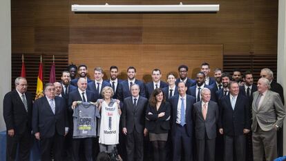 GRA204 MADRID, 22/02/2016.- La alcaldesa de Madrid, Manuela Carmena, posa junto a los jugadores y los directivos del equipo blanco.