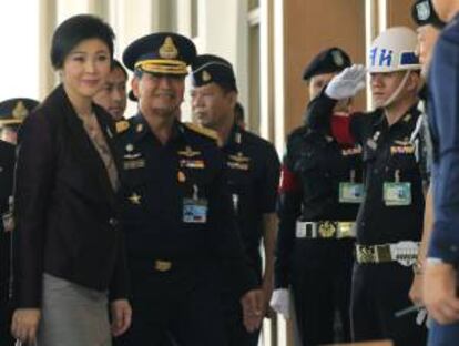 La primera ministra tailandesa, Yingluck Shinawatra (i), llega para una reunión de su gabinete hoy en una base de la Real Fuerza Aérea, en Bangkok (Tailandia).