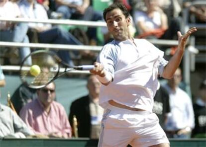 Albert Costa se dispone a volear cerca de la red ante Ivan Ljubicic.
.
