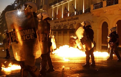 Segundo dados da polícia, na frente do Parlamento havia cerca de 2.500 pessoas.   Yannis Behrakis (REUTERS)