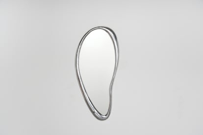 Espejo L’Oreille qui voit, una pieza de estilo surrealista que devuelve una imagen de uno mismo a través de una forma de oreja. Diseño de Philippe Starck, 2008. Prototipo elaborado en aluminio.