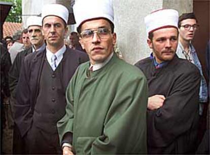 Clérigos musulmanes se refugiaban ayer, en Banja Luka, de las protestas de los radicales serbios.