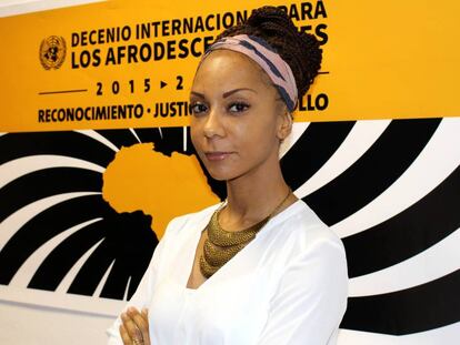 Isabelle Mamadou delante del cartel de Decenio Internacional para los Afrodescendientes.