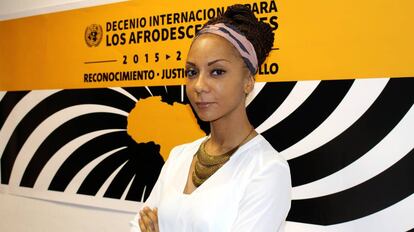 Isabelle Mamadou delante del cartel de Decenio Internacional para los Afrodescendientes.