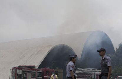 Policiais Militares na frente do prédio do Memorial da América Latina.