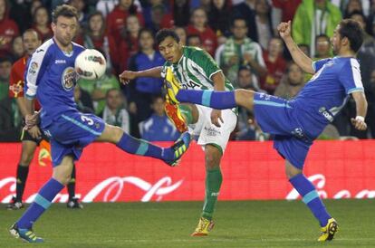 Montero centra el balón entre varios jugadores del Getafe