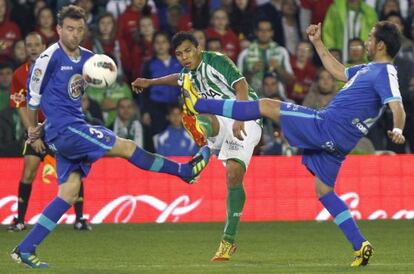 Montero centra el bal&oacute;n entre varios jugadores del Getafe