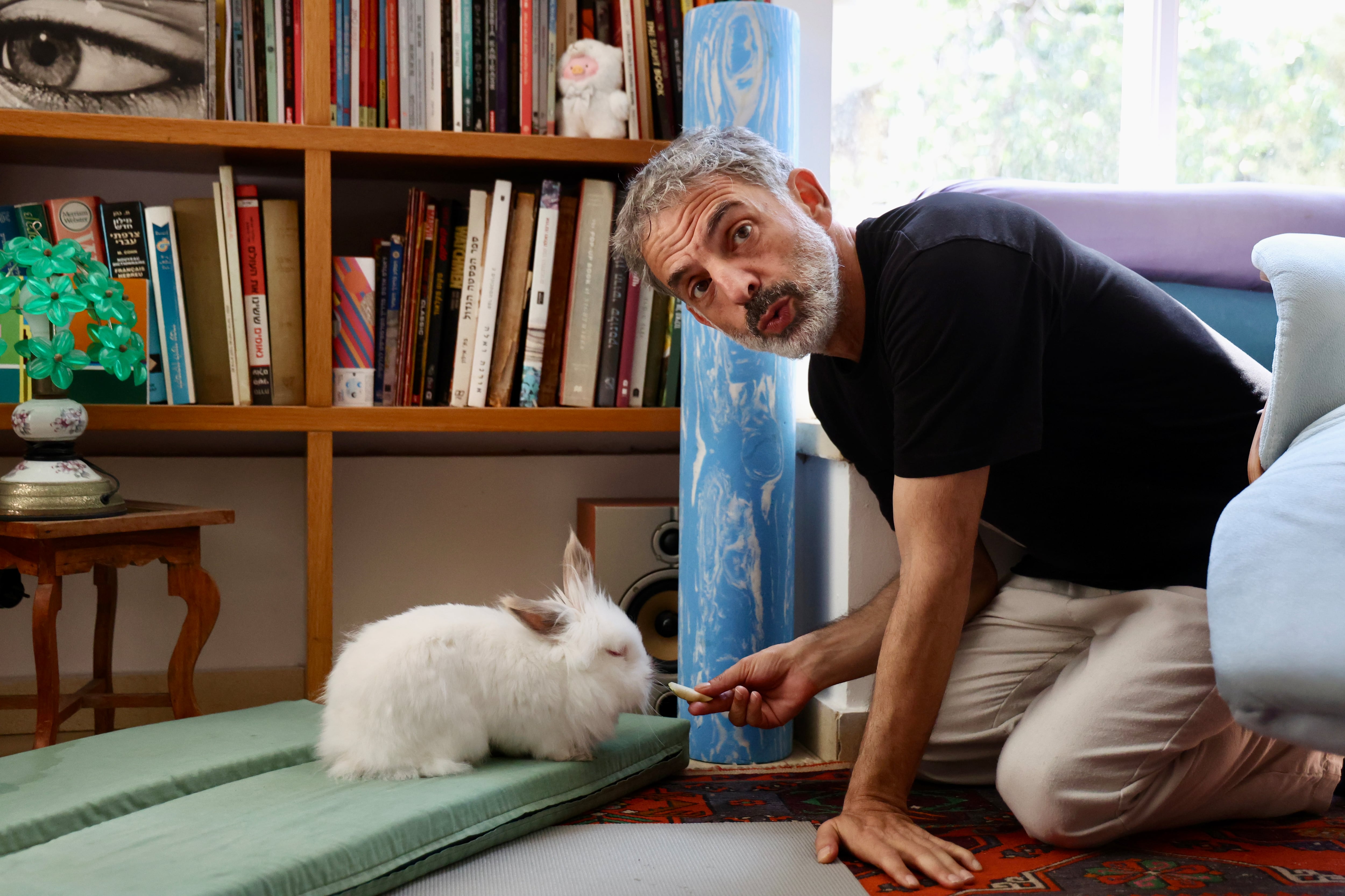 Etgar Keret posa con su conejo antes de la entrevista, en su casa en Tel Aviv. 