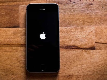 iPhone con la pantalla con logo Apple