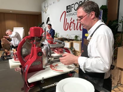 PEDRO SECO MANEJANDO LA MÁQUINA BERKEL / CAPEL
