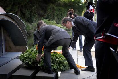 Artur Mas durante la ofrenda floral a la tumba de Llu&iacute;s Companys.