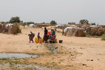 La región de Diffa, en el sureste de Níger, es atacada por el grupo terrorista nigeriano Boko Haram desde febrero de 2015. El terrorismo ha provocado el desplazamiento forzoso de millones de personas en Nigeria, Camerún, Chad y Níger. En Diffa hay más de 280.000 refugiados, desplazados internos y retornados y 460.000 personas que necesitan ayuda humanitaria urgente. El agua, un derecho humano, es un recurso difícil de encontrar en esta árida región. Hay demasiada gente y la cantidad de agua es la misma. En la imagen, una fuente situada en un asentamiento informal junto a la carretera Nacional 1 de Diffa, en septiembre de 2016.