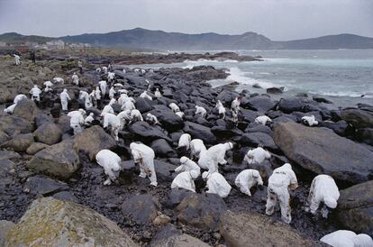 La costa en al localidad gallega de Muxía, el 16 de noviembre de 2002, con grupos de voluntarios limpiando el chapapote. 