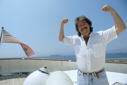 El productor Mario Kassar en un yate en Cannes en 1990.