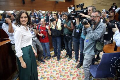 Isabel Díaz Ayuso posa para las cámaras tras ser elegida presidenta de la Comunidad de Madrid.