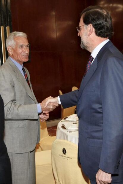 Mariano Rajoy saluda a Rafael Vera, secretario de Estado de Seguridad con Felipe González, en un acto celebrado ayer en Madrid.
