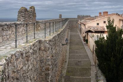 Hay dos caminos para recorrer la muralla de Urueña: el primero discurre entre el castillo y la Puerta de la Villa; el segundo, de la misma puerta al mirador del Cubo Nuevo.