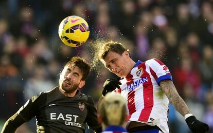 El croata Mario Mandzukic cabecea en un partido contra el Levante.