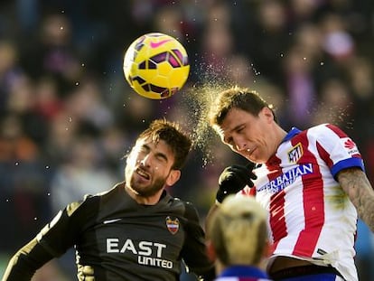 El croata Mario Mandzukic cabecea en un partido contra el Levante.