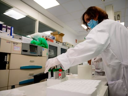 Muestras para analizar el coronavirus en el Hospital Gregorio Marañón de Madrid.