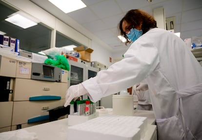 Muestras para analizar el coronavirus en el Hospital Gregorio Marañón de Madrid.