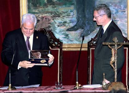 Ruiz-Gallardón entrega las Llaves de Oro de la ciudad a Ricardo Martinelli.