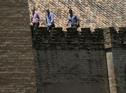 Varios miembros del dispositivo de seguridad inspeccionan los tejados de la Catedral de Sevilla.