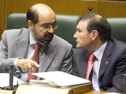 El consejero de Educación, Tontxu Campos, conversaba en el pleno con el <b><i>lehendakari</b></i> Ibarretxe.