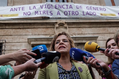 La delegada del Gobierno en la Comunidad Valenciana, Pilar Bernabé, tras una concentración contra la violencia machista.