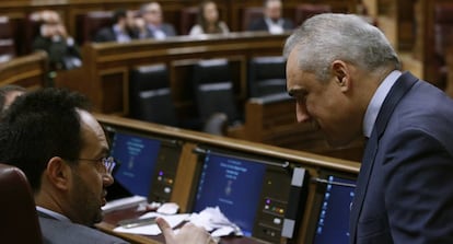 Los socialistas Antonio Hernando y Rafael Simancas en el Congreso.