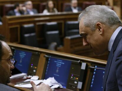 Los socialistas Antonio Hernando y Rafael Simancas en el Congreso.