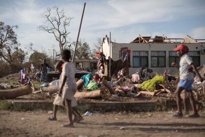 Ha pasado un mes desde que el ciclón Idai devastara parte de Mozambique y dejara cientos de muertos. Organizaciones como Save the Children calculan que más de 6.000 bebés nacerán este mes en áreas destruidas y tendrán un mayor riesgo de verse afectados por el cólera y la malaria. Los bebés son particularmente susceptibles al cólera y las mujeres embarazadas que lo contraen tienen mayor riesgo de empeorar al dar a luz.