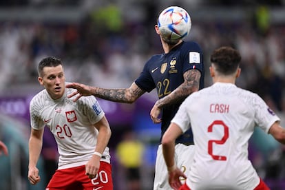 El defensa francés Theo Hernández (en el centro) cabecea el esférico.