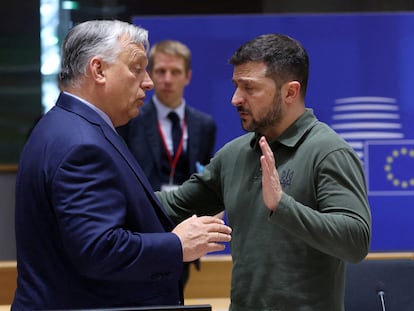 Orbán y Zelenski hablan en la cumbre del pasado jueves en Bruselas.