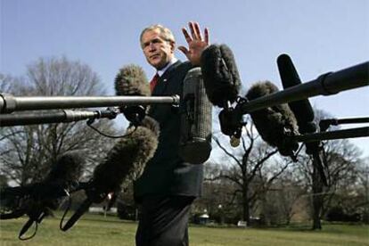 El presidente George W. Bush saluda a los periodistas a su regreso de Camp David.