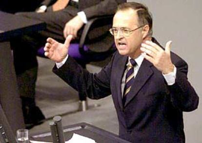 El ministro alemán de Finanzas, Hans Eichel, durante el debate de ayer en el Bundestag, en Berlín.