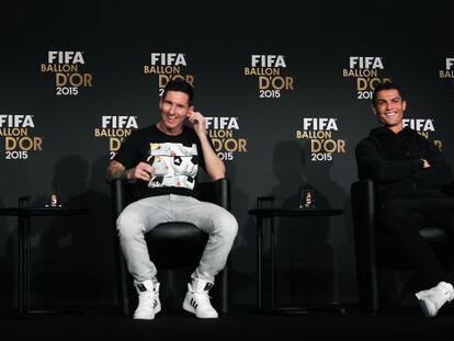 De izquierda a derecha, los futbolistas Neymar, Messi y Cristiano Ronaldo, en la rueda de prensa previa a &uacute;ltima gala de entrega del Bal&oacute;n de Oro.
