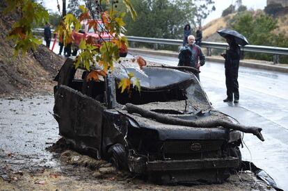 Un coche destrozado por la avalancha de lodo en Burbank, California, el 9 de enero de 2018. 