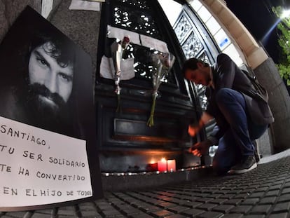 Un retrato de Santiago Maldonado y velas en la puerta de la morgue de Buenos Aires.