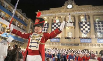 El tambor mayor de Gaztelubide, José Ramón Mendizabal, dirige el inicio de la fiesta donostiarra.