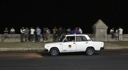 Un coche de la policía patrulla el malecón de La Habana pocas horas después de anunciarse la muerte de Fidel Castro.