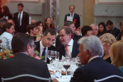 El rey Felipe VI conversa con el presidente del Grupo Prisa, Juan Luis Cebrián.